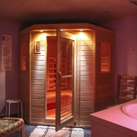 Comfortable In - 5 Bedrooms, 3 Bathrooms, Sauna