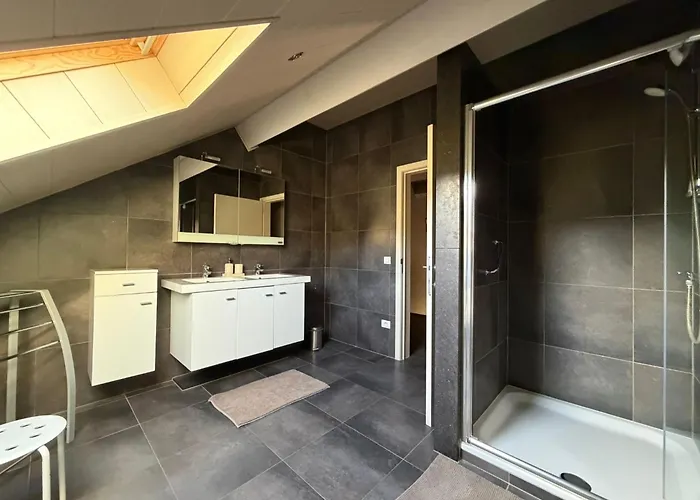 Comfortable In - 5 Bedrooms, 3 Bathrooms, Sauna Vakantiehuis *